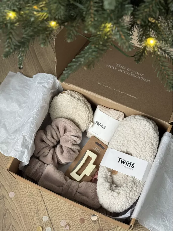 Набір Christmas з круглою косметичкою молочний