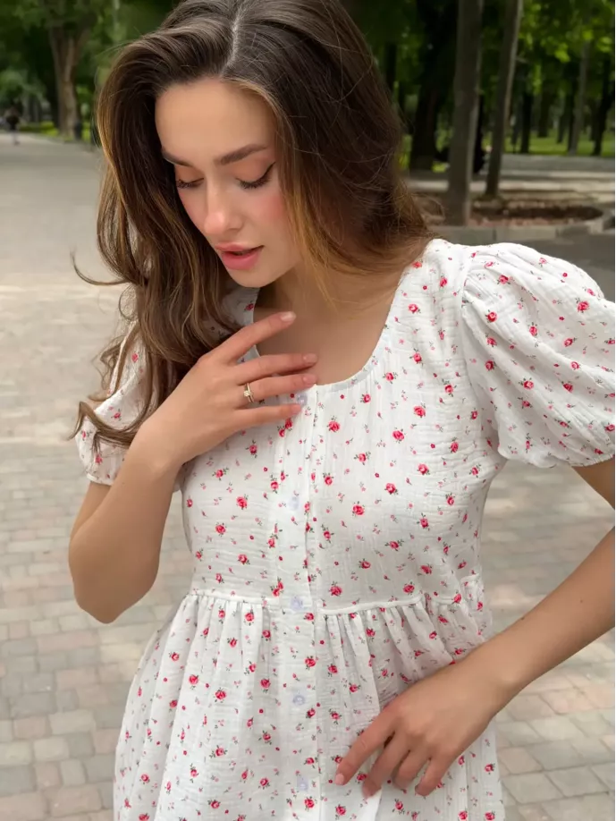 Сукня на ґудзиках муслін троянда червона дрібна на молочному