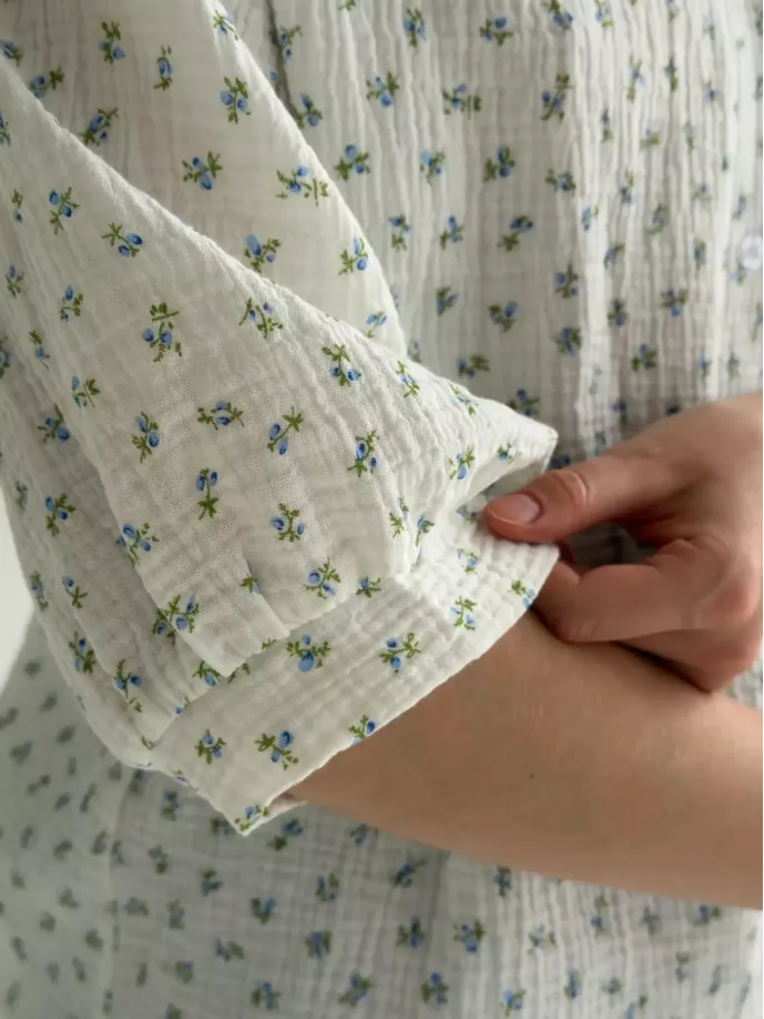 Сорочка муслін квітка дрібна блакитна на молочному