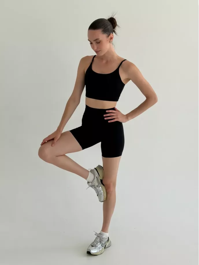 Yoga топ з тонкими бретелями чорний