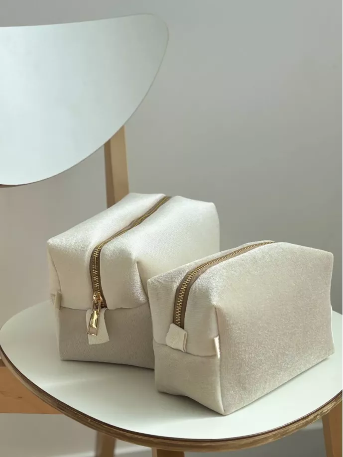 Косметичка середня велюр молочна