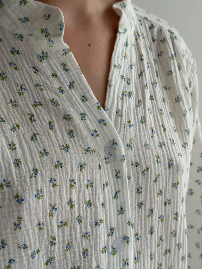 Сорочка муслін квітка дрібна блакитна на молочному