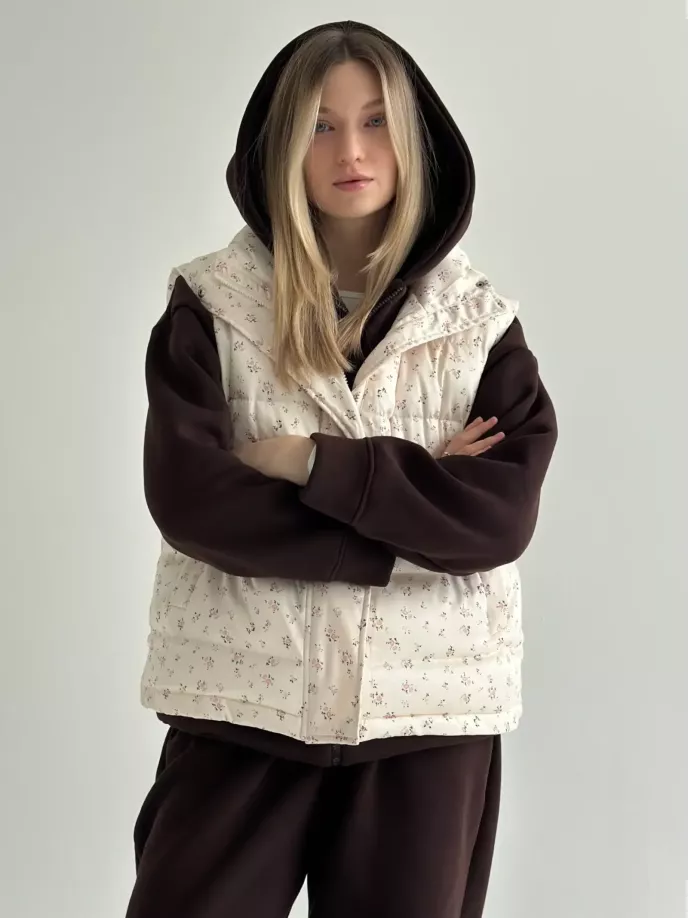 Жилетка стьобана дута молочна у рожеву квітку