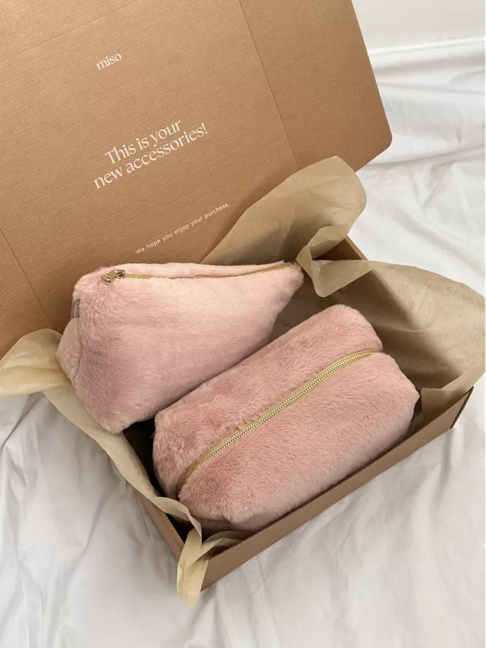 Косметичка хутро середня трикутна рожевого кольору